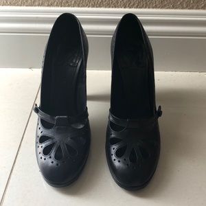 Chloe black leather cutout pumps